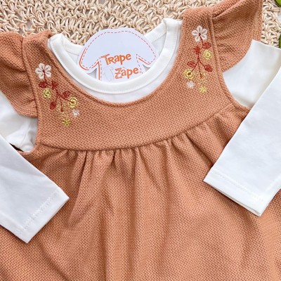 Conj. Blusa Manga Longa e Salopete com Flores Bordadas - Marrom e Off White